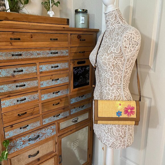 Anne Klein - Brown Leather & Tan Straw Crossbody with Flower Details - NWOT - Picture 2 of 9